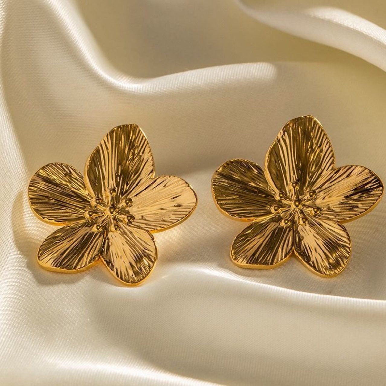 Floral Vintage Stud Earrings - view 6
